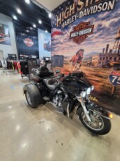 2017 Harley-Davidson® Tri Glide® Ultra Vivid Black FLHTCUTG thumb 0