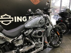 2026 Harley-Davidson® Breakout® Dark Billiard Gray Chrome Trim thumb 2