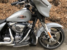 2024 Harley-Davidson® Street Glide® Billiard Gray thumb 3