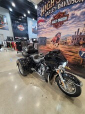 2022 Harley-Davidson® Tri Glide® Ultra Vivid Black FLHTCUTG thumb 0