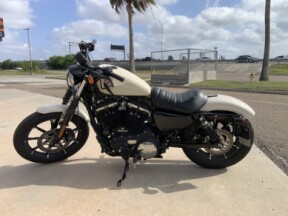 2022 Harley-Davidson® Iron 883™ White Sand Pearl thumb 2