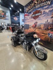 2023 Harley-Davidson® Tri Glide® Ultra Vivid Black FLHTCUTG thumb 0