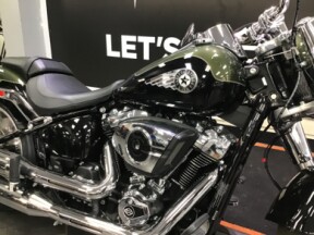 2026 Harley-Davidson® Fat Boy® Olive Steel Metallic / Vivid Black Chrome Trim thumb 3