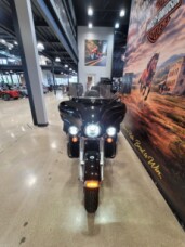 2017 Harley-Davidson® Tri Glide® Ultra Vivid Black FLHTCUTG thumb 1
