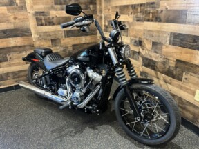 2025 Harley-Davidson® Street Bob® Vivid Black w/Laced Wheels FXBB thumb 2