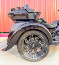 2021 Harley-Davidson® CVO™ Tri Glide®  thumb 2