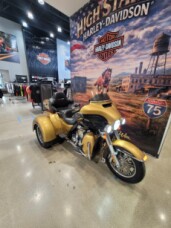 2017 Harley-Davidson® Tri Glide® Ultra Two-Tone Black Hills Gold/Black Quartz FLHTCUTG thumb 0