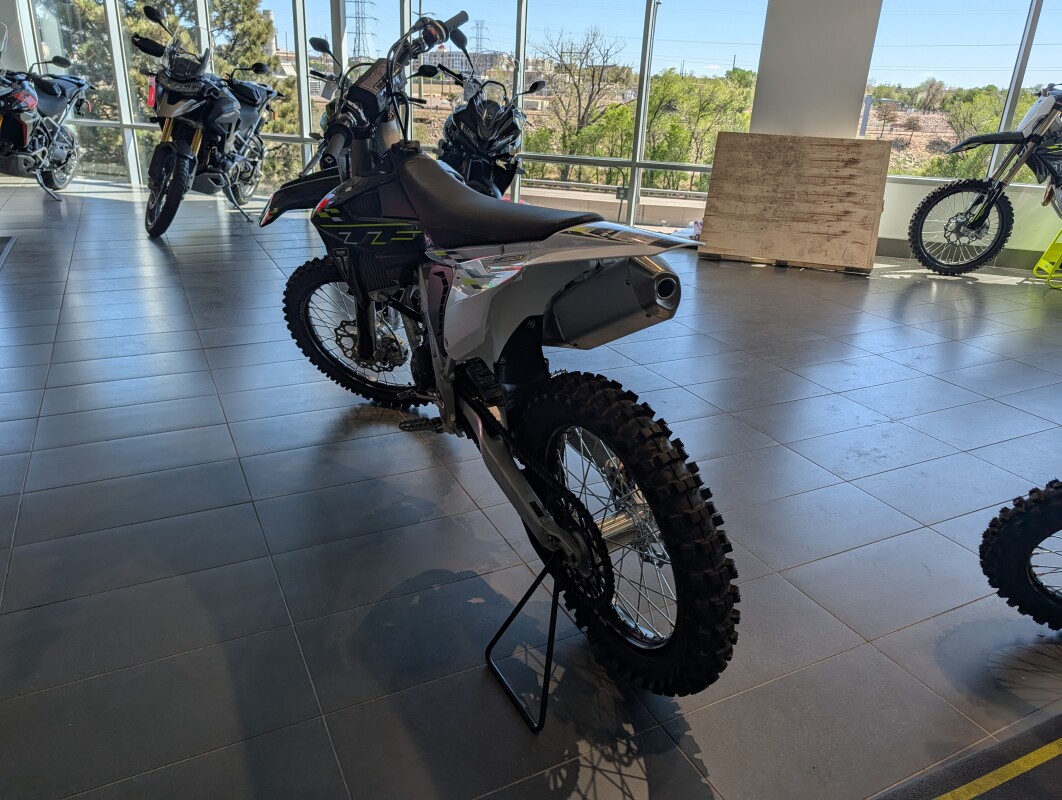 2026 Triumph TF 250-X Jet Black / Pure White, photo 7