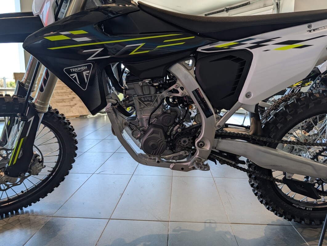 2026 Triumph TF 250-X Jet Black / Pure White, photo 12