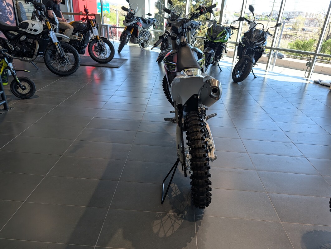 2026 Triumph TF 250-X Jet Black / Pure White, photo 6