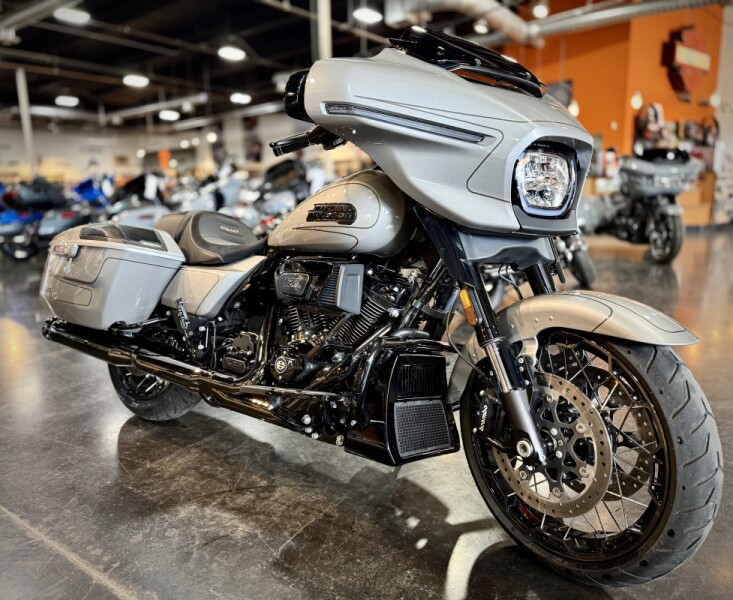 2023 Harley-Davidson® CVO™ Street Glide® Dark Platinum w/Pinstripe