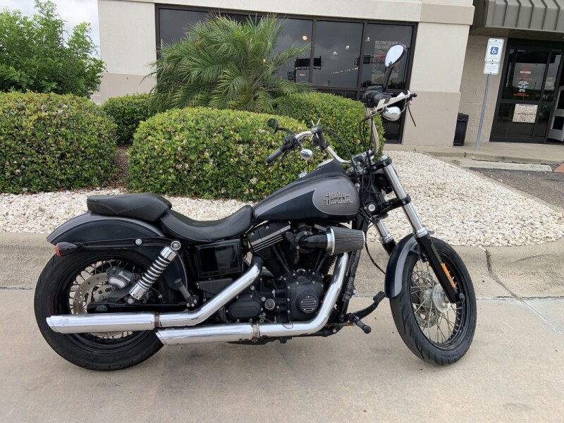 2017 Harley-Davidson® Street Bob® CHR DNM/BLK DNM W/PINSTRIPE
