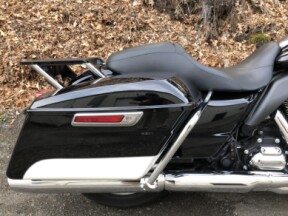 2023 Harley-Davidson Police Electra Glide Two-Tone Vivid Black and Birch White thumb 2