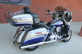 2016 Harley-Davidson® CVO™ Limited Palladium Silver Phantom Blue thumb 2