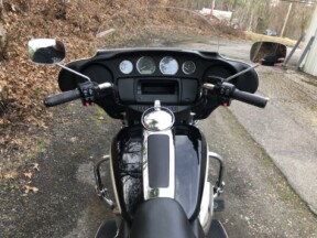 2023 Harley-Davidson Police Electra Glide Two-Tone Vivid Black and Birch White thumb 0