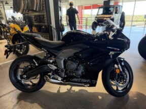 2026 Triumph Daytona 660 Sapphire Black thumb 3