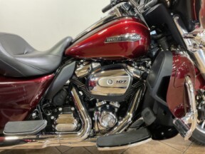 2017 Harley-Davidson® Tri Glide® Ultra Two-Tone Mysterious Red Sunglo/Velocity Red Sunglo  FLHTCUTG thumb 3