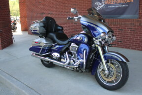 2016 Harley-Davidson® CVO™ Limited Palladium Silver Phantom Blue thumb 3