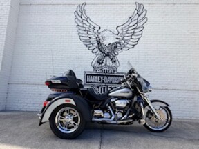 2019 Harley-Davidson® Tri Glide® Ultra MDNTBLU/BARSLVR W/PINSTRIPE thumb 3