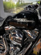 2014 Harley-Davidson® Street Glide® DAYTONA BLUE thumb 3