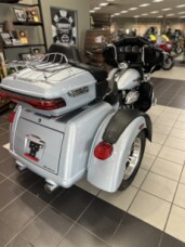 2023 Harley-Davidson® Tri Glide® Ultra Atlas Silver Metallic thumb 2