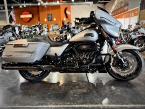 2023 Harley-Davidson® CVO™ Street Glide® Dark Platinum w/Pinstripe thumb 3