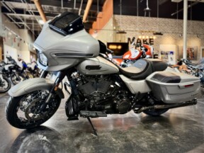 2023 Harley-Davidson® CVO™ Street Glide® Dark Platinum w/Pinstripe thumb 2