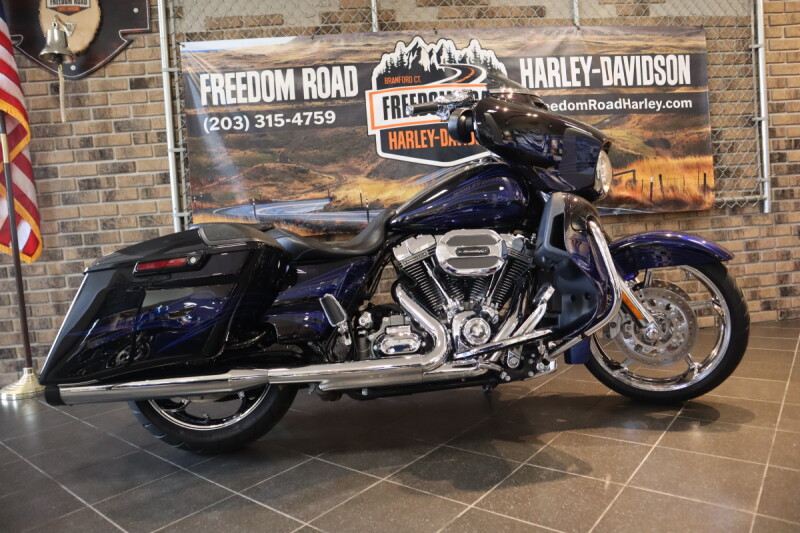 2016 CVO™ Street Glide® (FLHXSE)