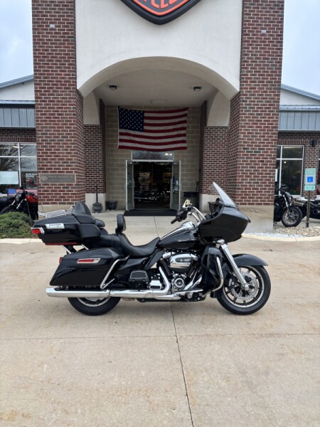 2018 Harley-Davidson® Road Glide® Ultra VIVID BLACK