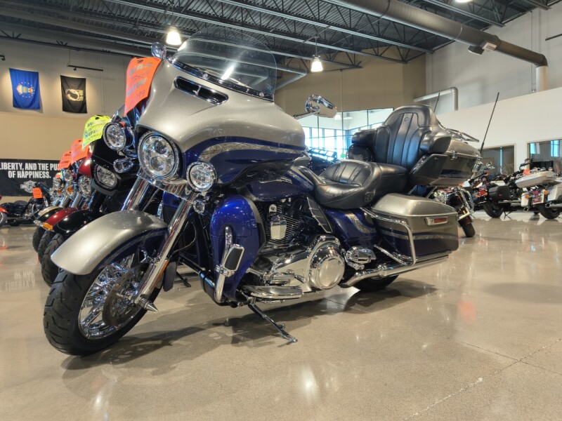 2016 Harley-Davidson® CVO™ Limited Palladium Silver/Phantom Blue