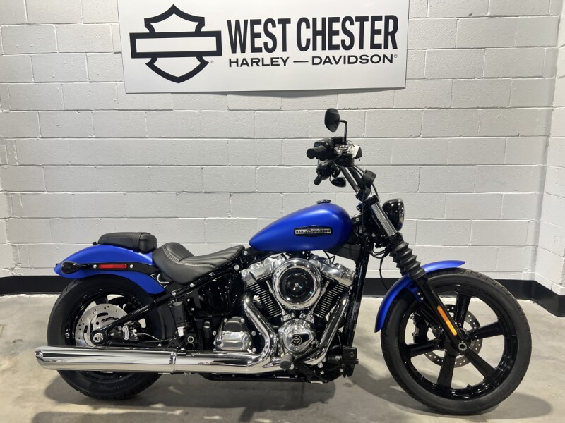 2026 Harley-Davidson® Street Bob® Aurora Blue Denim Chrome Cast Wheels FXBB