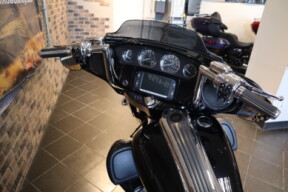 2016 CVO™ Street Glide® (FLHXSE) thumb 1