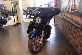 2016 CVO™ Street Glide® (FLHXSE) thumb 0