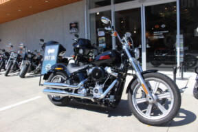 2023 Harley-Davidson® Softail® Standard Vivid Black thumb 1