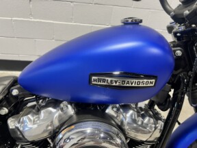 2026 Harley-Davidson® Street Bob® Aurora Blue Denim Chrome Cast Wheels FXBB thumb 3