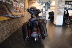 2016 CVO™ Street Glide® (FLHXSE) thumb 3