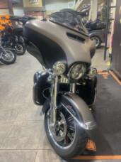 2019 Harley-Davidson® Ultra Limited Industrial Gray Denim/Black Denim thumb 2