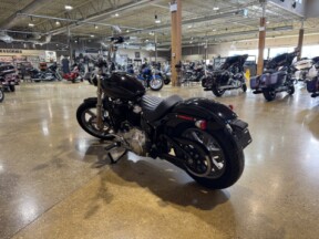 Harley-Davidson® Softail™ Standard 2024 FXST VIVID BLACK thumb 1
