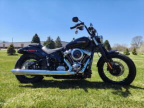 2025 Harley-Davidson® Street Bob® Vivid Black w/Laced Wheels thumb 3