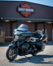 Harley-Davidson® Street Glide Limited 2026 FLHXL 34607960 OLIV STL MTL/BLK W/ PINSTRI thumb 1