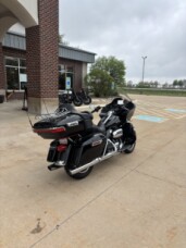 2018 Harley-Davidson® Road Glide® Ultra VIVID BLACK thumb 2