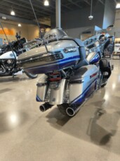 2016 Harley-Davidson® CVO™ Limited Palladium Silver/Phantom Blue thumb 2