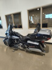 2019 Harley-Davidson® Electra Glide® Ultra Classic® Midnight Blue/Barracuda Silver thumb 1