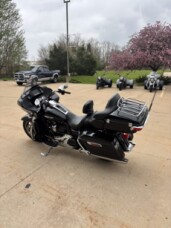 2018 Harley-Davidson® Road Glide® Ultra VIVID BLACK thumb 1