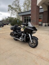 2018 Harley-Davidson® Road Glide® Ultra VIVID BLACK thumb 3