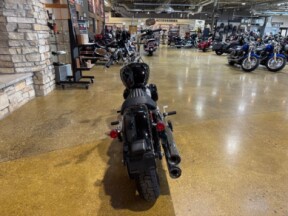 Harley-Davidson® Softail™ Standard 2024 FXST VIVID BLACK thumb 2