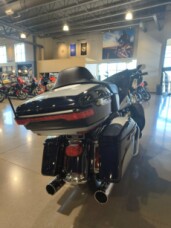 2019 Harley-Davidson® Electra Glide® Ultra Classic® Midnight Blue/Barracuda Silver thumb 2