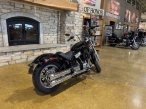 Harley-Davidson® Softail™ Standard 2024 FXST VIVID BLACK thumb 3