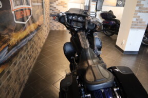 2016 CVO™ Street Glide® (FLHXSE) thumb 2