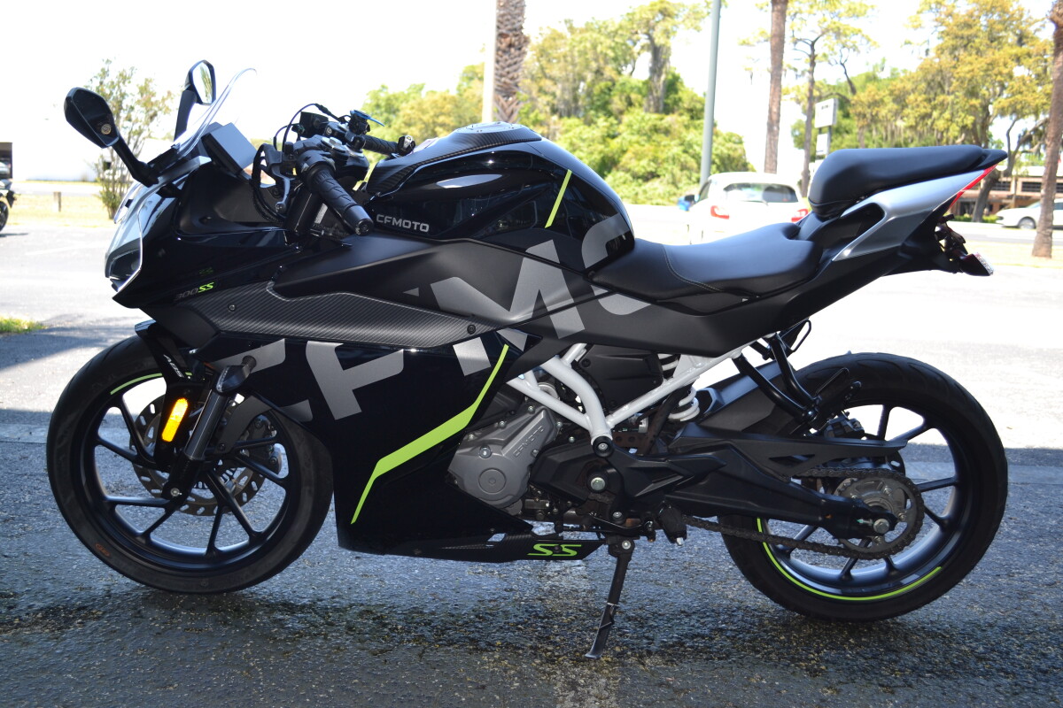 2022 CFMOTO 300 SS Nebula Black, photo 11